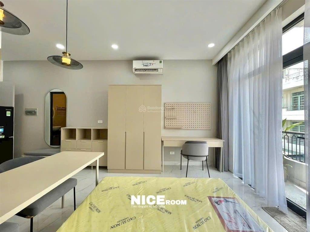 Phòng mới đẹp thang máy ban công. sạch đẹp tiện nghi . thuận tiện đi lại. giá 8.x tr