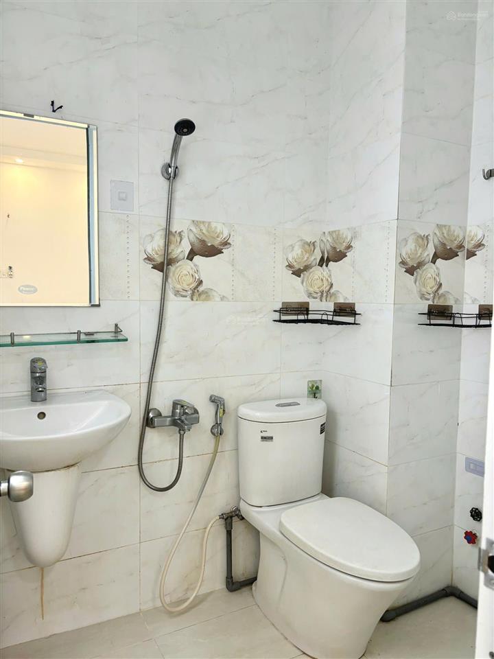 Phòng ban công sạch sẽ tiện nghi như ảnh 100%. khu trần hưng đạo q.1 tiện di chuyển trung tâm.