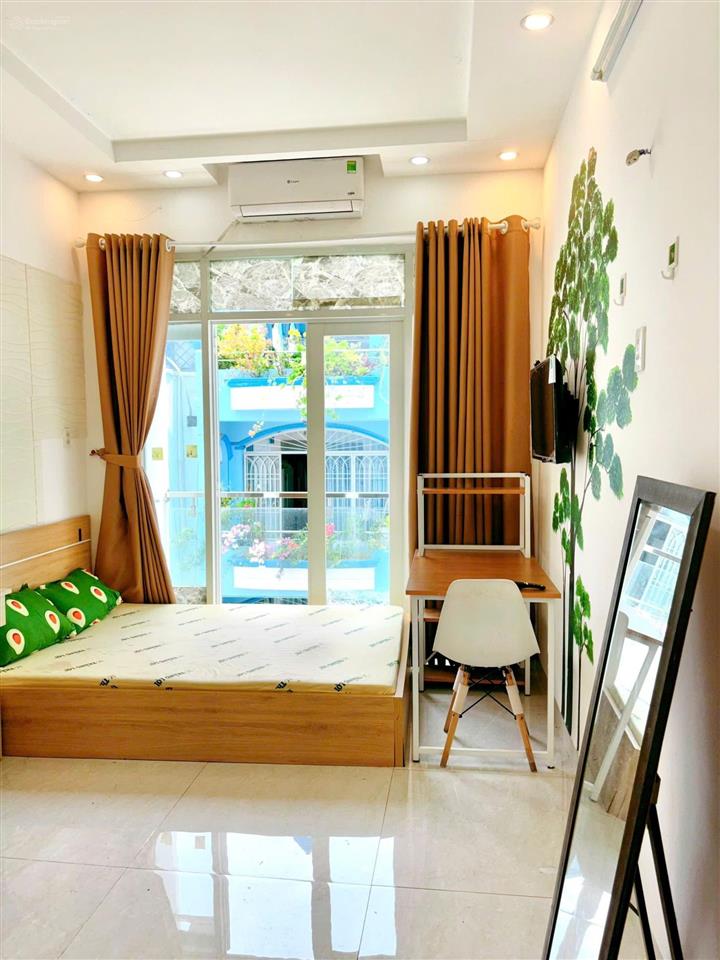 Phòng ban công sạch sẽ tiện nghi như ảnh 100%. khu trần hưng đạo q.1 tiện di chuyển trung tâm.