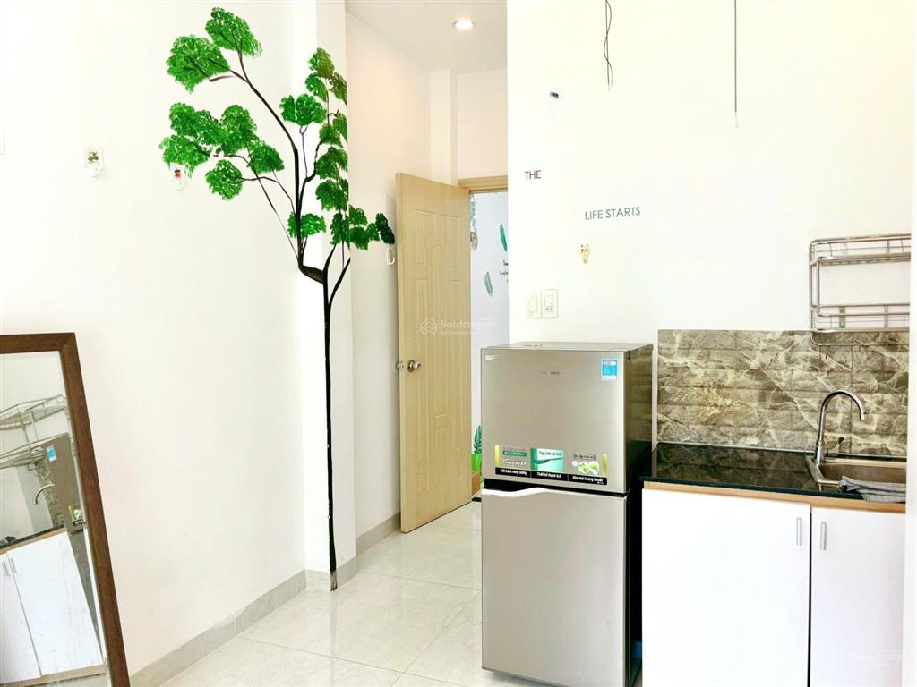 Phòng ban công sạch sẽ tiện nghi như ảnh 100%. khu trần hưng đạo q.1 tiện di chuyển trung tâm.