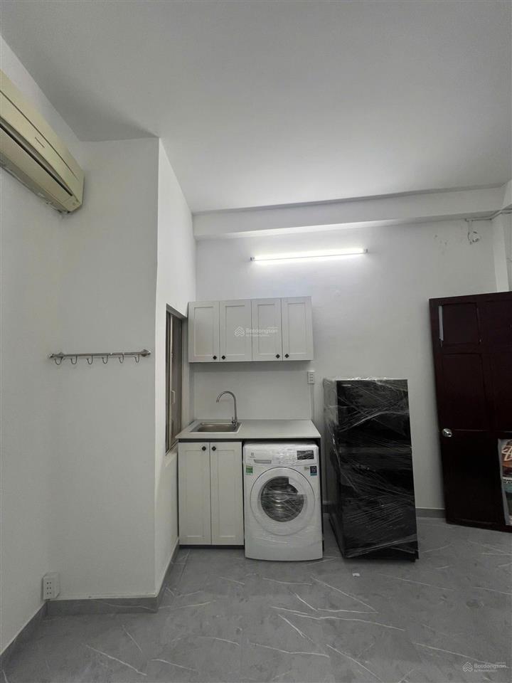Phòng mới sạch sẽ tiện nghi đẹp. khu dân trí. mới setup. khu trung tâm q.1 gần sân hoa lư.