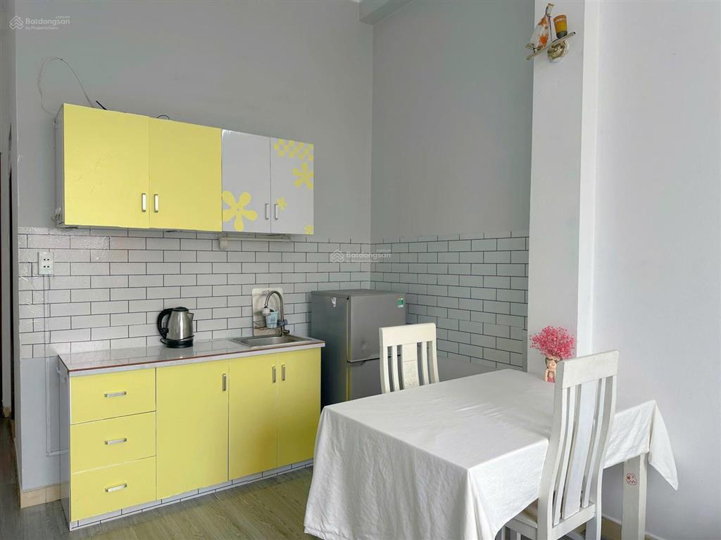 Phòng ban công thoáng mát sạch sẽ. tiện nghi đủ nội thất. vị trí ngay quận 1 giá rẻ 6,2 tr