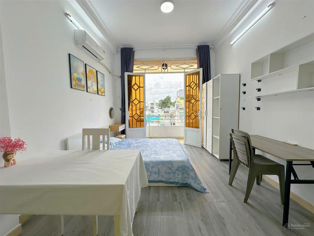Phòng ban công thoáng mát sạch sẽ. tiện nghi đủ nội thất. vị trí ngay quận 1 giá rẻ 6,2 tr