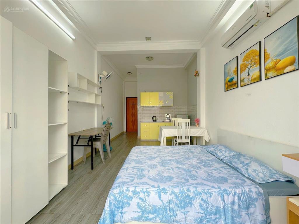 Phòng ban công thoáng mát sạch sẽ. tiện nghi đủ nội thất. vị trí ngay quận 1 giá rẻ 6,2 tr