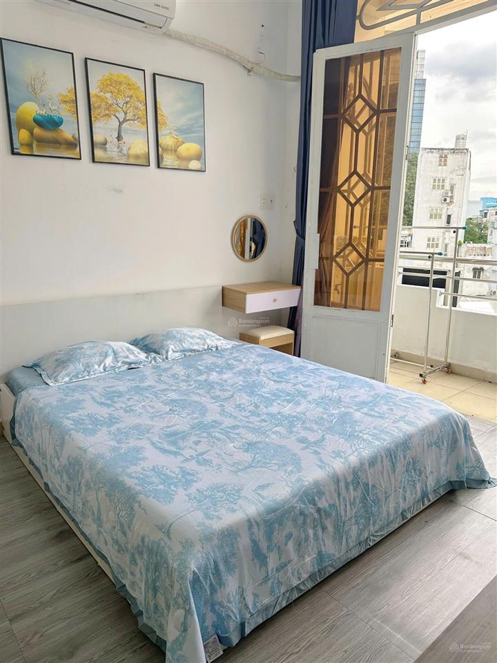 Phòng ban công thoáng mát sạch sẽ. tiện nghi đủ nội thất. vị trí ngay quận 1 giá rẻ 6,2 tr