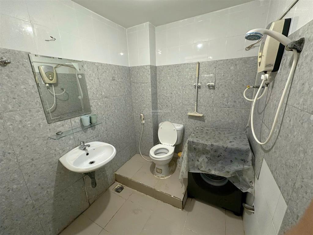 Phòng ban công thoáng mát sạch sẽ. tiện nghi đủ nội thất. vị trí ngay quận 1 giá rẻ 6,2 tr