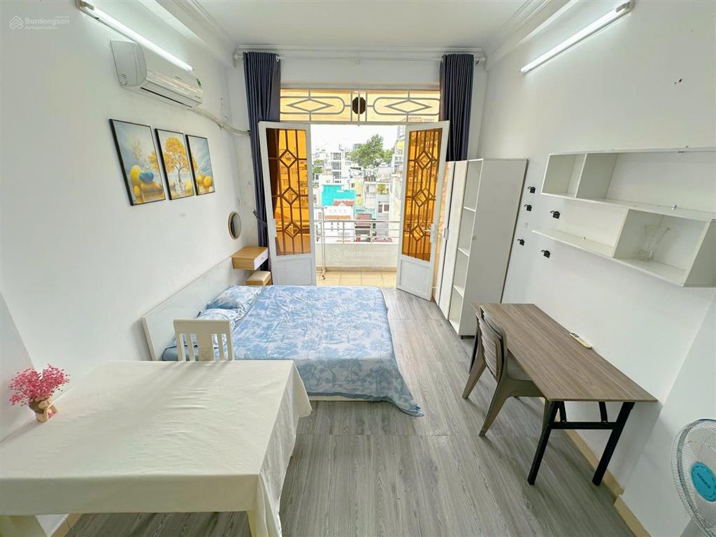 Phòng ban công thoáng mát sạch sẽ. tiện nghi đủ nội thất. vị trí ngay quận 1 giá rẻ 6,2 tr