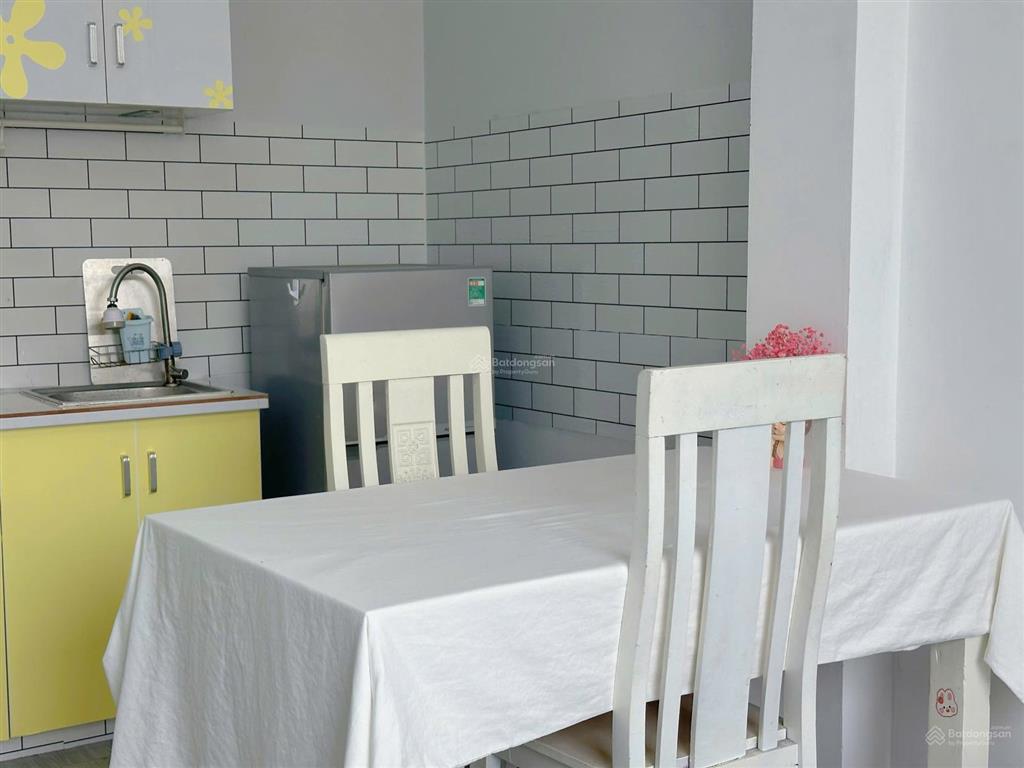 Phòng ban công thoáng mát sạch sẽ. tiện nghi đủ nội thất. vị trí ngay quận 1 giá rẻ 6,2 tr