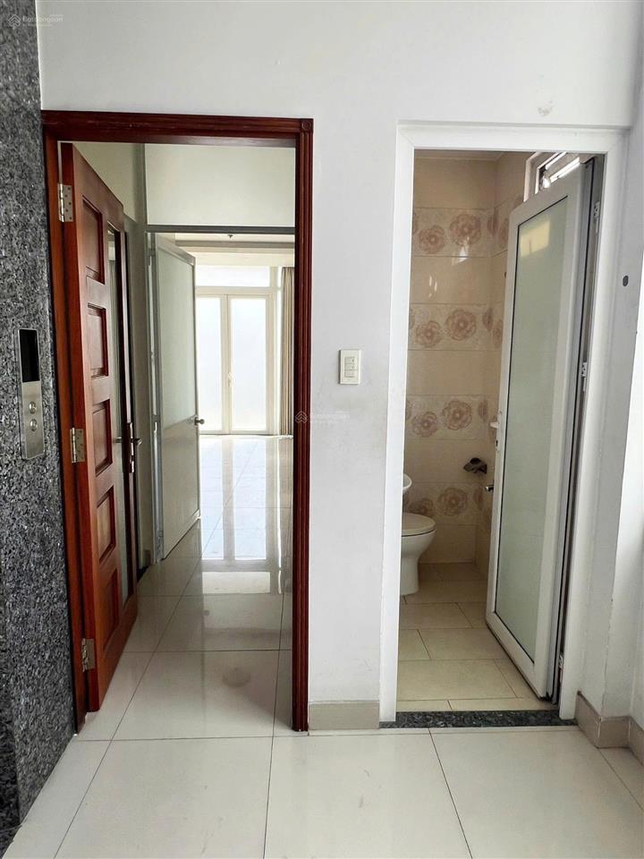 Cho thuê tòa nhà thang máy góc 2mt 34 thành thái quận 10  giá 50 triệu
