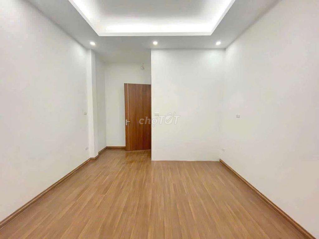 Hiếm - Lạc Long Quân 35m2 x 6 tầng, mt4.5m, 20m ra ô tô tránh, 8.x tỷ
