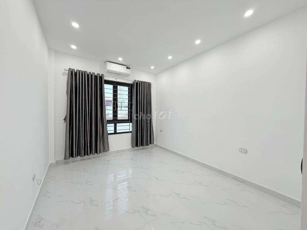 TT Cầu Giấy hơn 9 tỷ - 6 tầng thang máy xây mới - lô góc 3 thoáng, nét