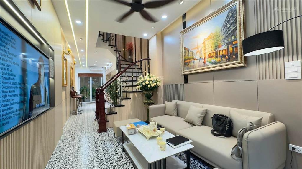 Cảm hội  hai bà trưng 5 tầng 6 ngủ  full nội thất  ô tô đỗ cửa