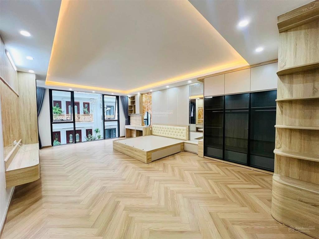 Bán nhà phân lô, phạm ngọc thạch 35m x 6 tầng thang máy, ô tô đỗ cửa