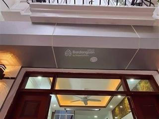 Cho thuê nhà nguyên căn lạc long quân, gần hồ tây, dt 45m2, 5 tầng, ô tô đỗ cửa,  0793 441 ***