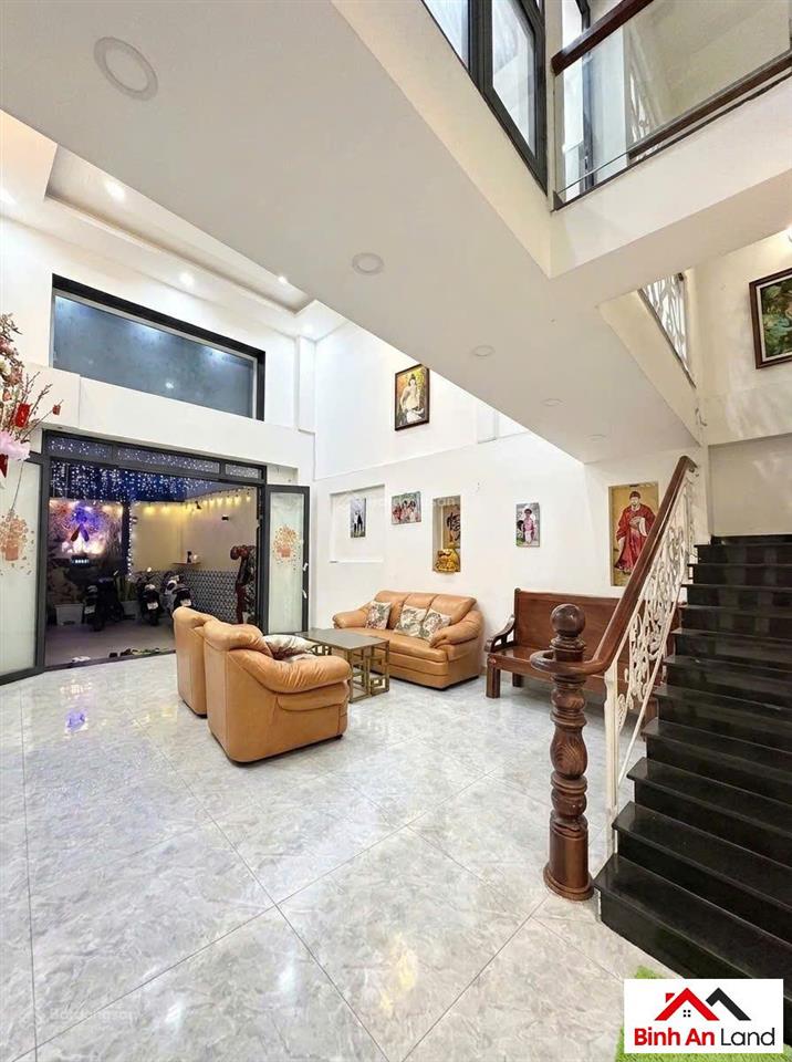 Sống ngay cửa ngõ sân bay, diện tích lớn, có gara ô tô, không phải căn nào ở gò vấp cũng có được.