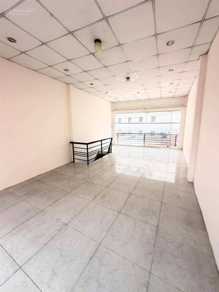 Thật khó tin, giá nhỉnh 4 tỷ cho căn nhà 2 mặt tiền đang kinh doanh sầm uất, ngay tại quận tân bình