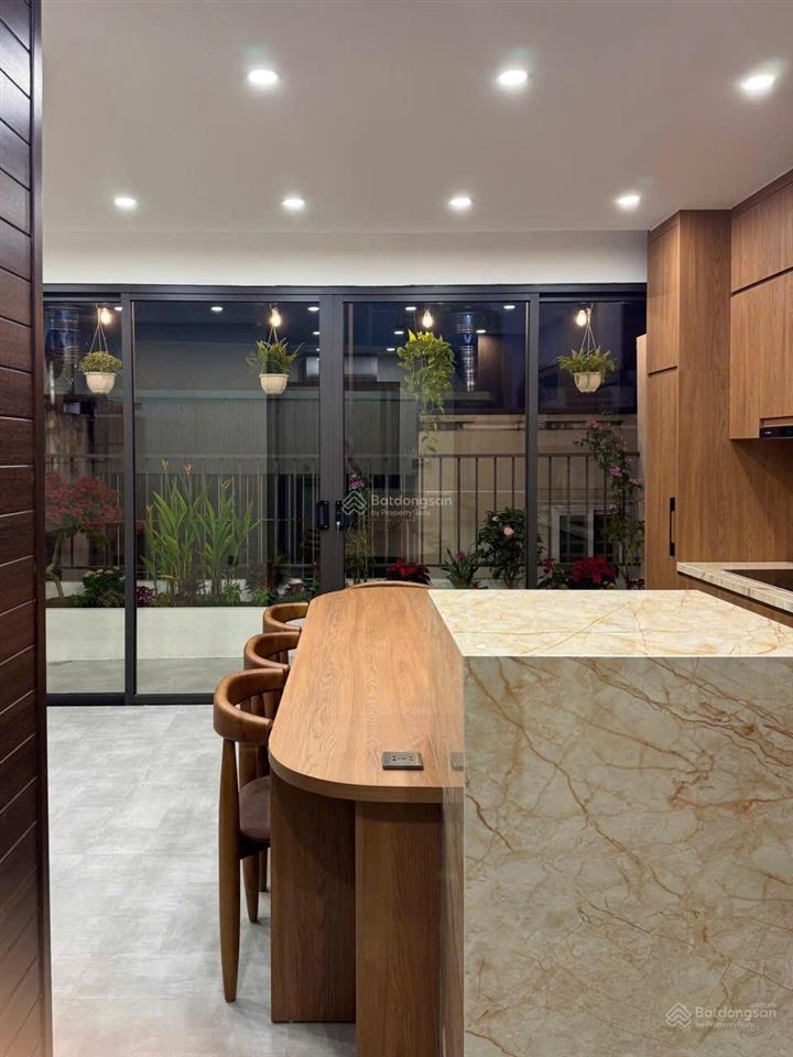 Bán nhà nguyễn khánh toàn6tầng thang máynội thất hiện đại sang trọng mặt tiền quyền lực