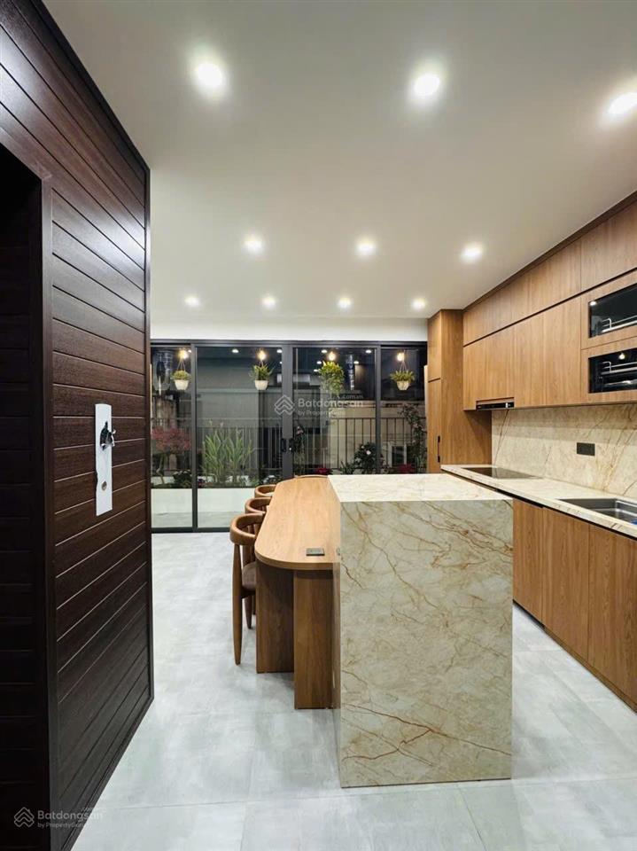 Bán nhà nguyễn khánh toàn6tầng thang máynội thất hiện đại sang trọng mặt tiền quyền lực