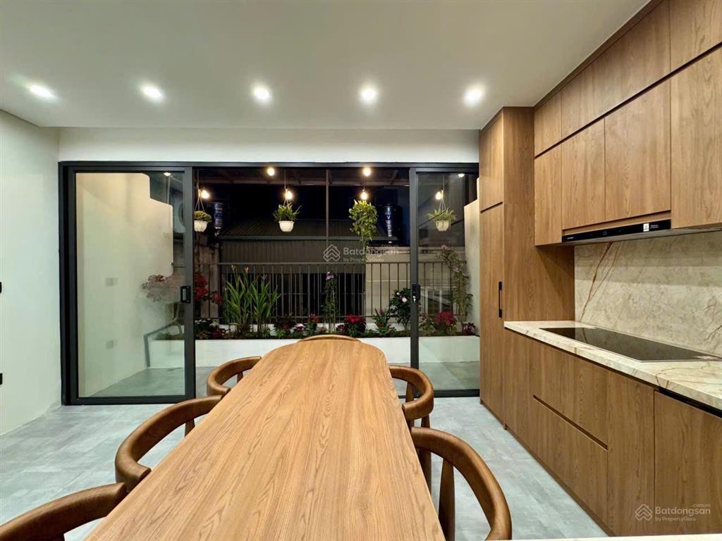 Bán nhà nguyễn khánh toàn6tầng thang máynội thất hiện đại sang trọng mặt tiền quyền lực