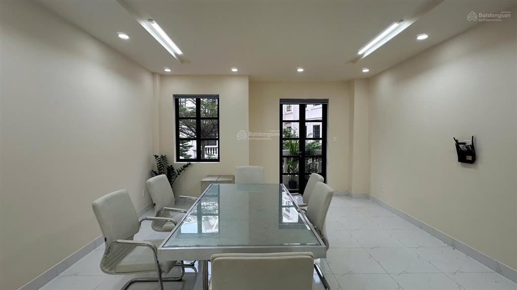 Bán nhà phố có thang máy giá 24tỷ