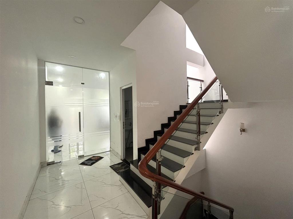 Cho thuê vp cityland 35m2 có nội thất, có hầm để xe 6tr