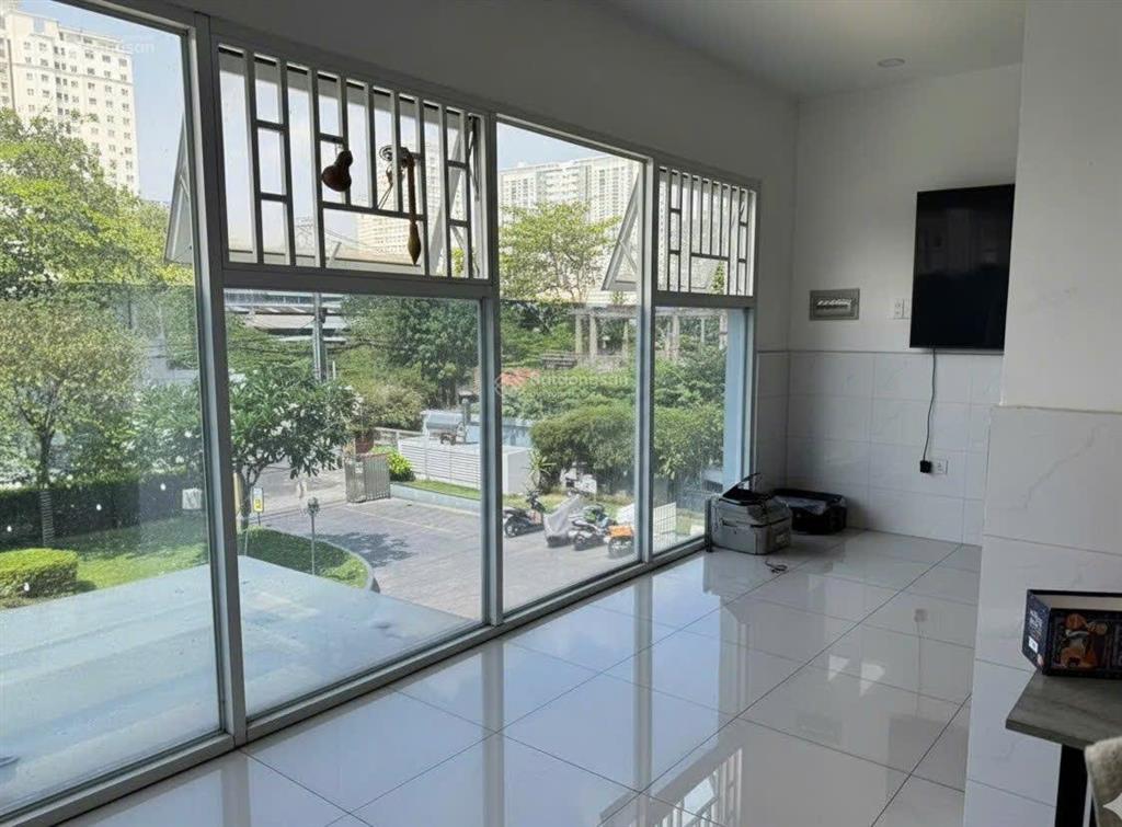 Bán gấp căn shophouse khối đế chung cư carillon 5