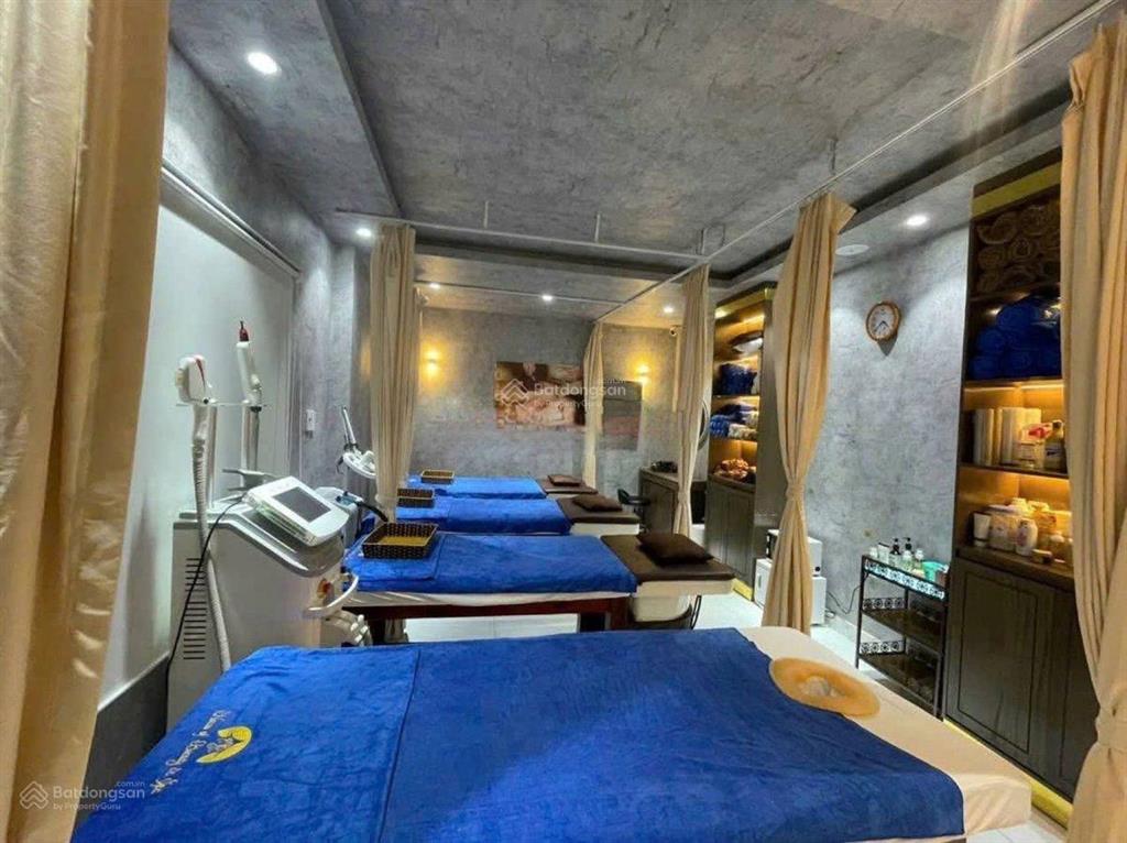 Nhà mặt tiền quận 1, gần trần hưng đạo, sẵn dòng tiền 439tr/năm, giá đầu tư cực rẻ 539tr/m²