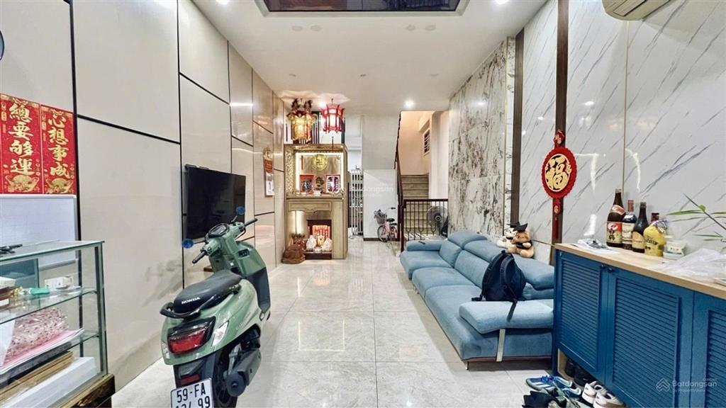 Hiếm bán nhà 5 tầng mặt tiền huyền quang, q.1 căn góc 3 mt đẹp thoáng dt 4m*16 sh vuông vức