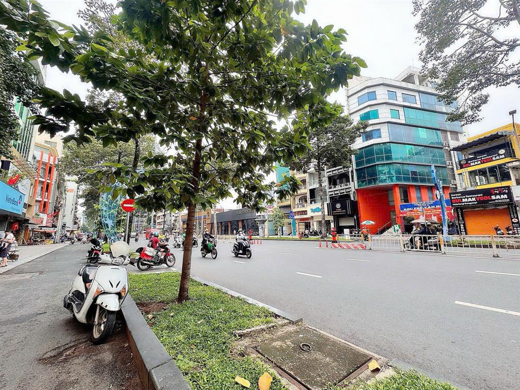 QUẬN 1: BÁN NHÀ 4 TẦNG CĂN GÓC 2 MẶT TIỀN TRẦN HƯNG ĐẠO- DT 80M2 NGANG 4,2M*19M VUÔNG