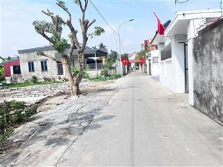 Lô đất đường thông, ngay khu công nghiệp và sau lưng là khu đô thị, gần tiện ích trường học và chợ