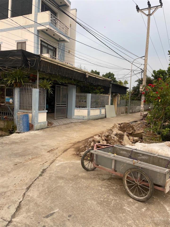 Nhà xây kiên cố nay chuyển nơi định cư nên bán với giá tốt. 11km là tới thành phố gần các tiện ích
