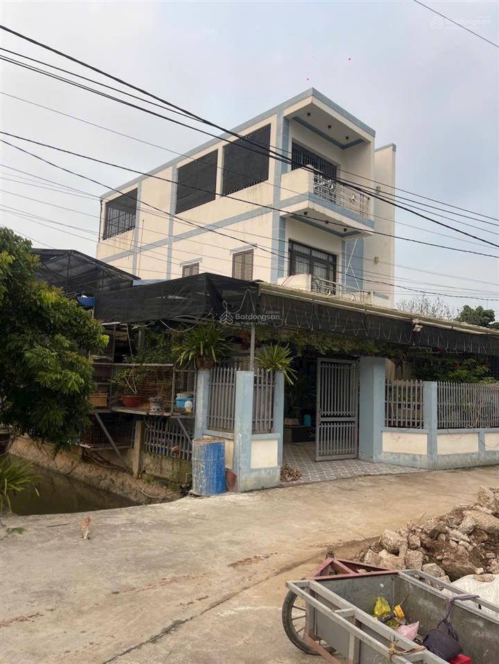 Nhà xây kiên cố nay chuyển nơi định cư nên bán với giá tốt. 11km là tới thành phố gần các tiện ích
