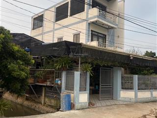 Nhà xây kiên cố nay chuyển nơi định cư nên bán với giá tốt. 11km là tới thành phố gần các tiện ích