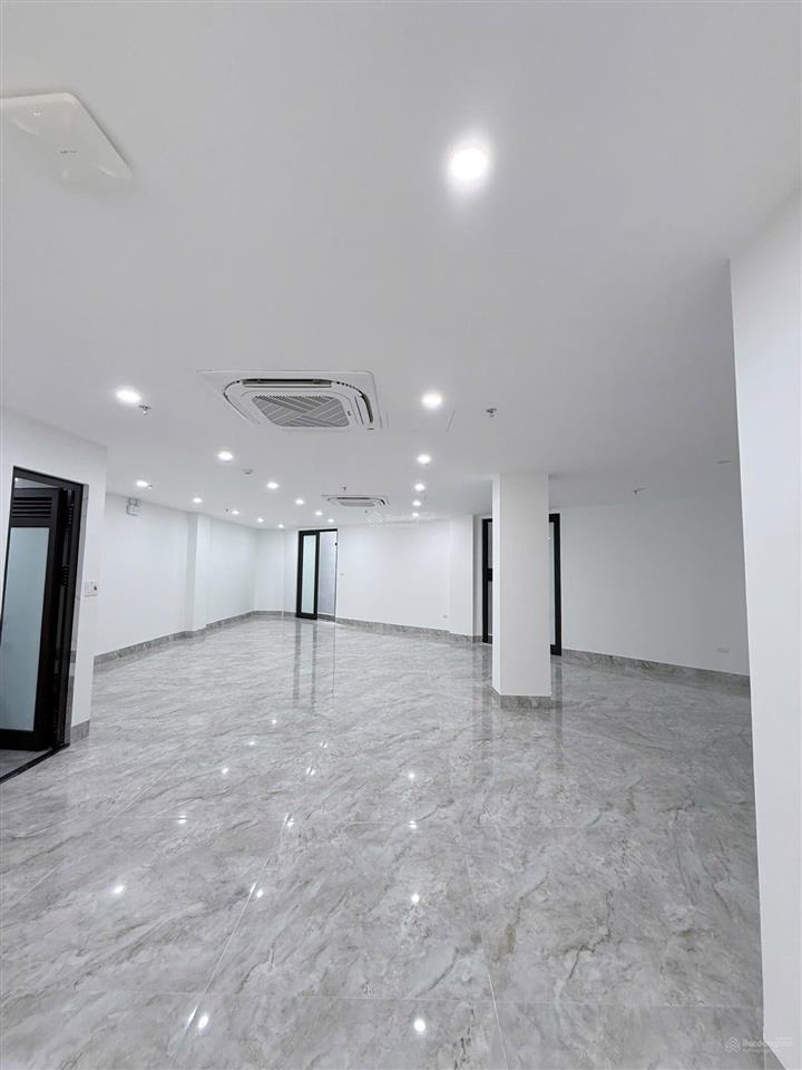 Cho thuê sàn văn phòng 135m2 tại phú diễn  bắc từ liêm (ô tô đỗ cửa)