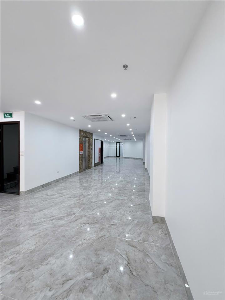Cho thuê sàn văn phòng 135m2 tại phú diễn  bắc từ liêm (ô tô đỗ cửa)