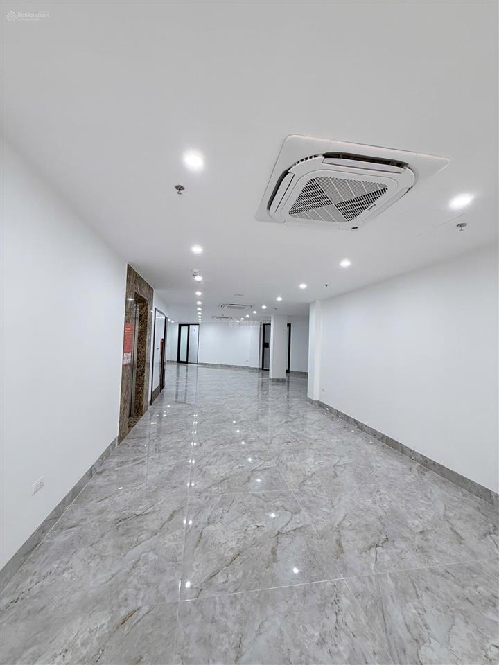 Cho thuê sàn văn phòng 135m2 tại phú diễn  bắc từ liêm (ô tô đỗ cửa)