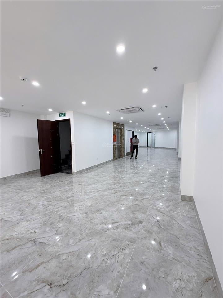 Cho thuê sàn văn phòng 135m2 tại phú diễn  bắc từ liêm (ô tô đỗ cửa)