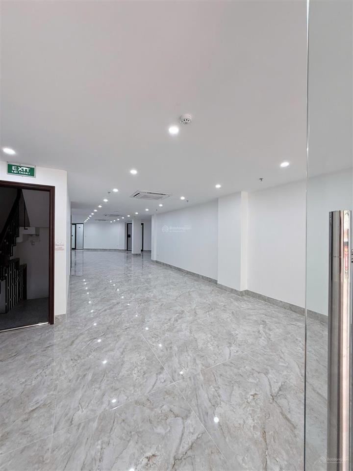 Cho thuê sàn văn phòng 135m2 tại phú diễn  bắc từ liêm (ô tô đỗ cửa)