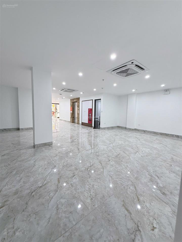 Cho thuê sàn văn phòng 135m2 tại phú diễn  bắc từ liêm (ô tô đỗ cửa)
