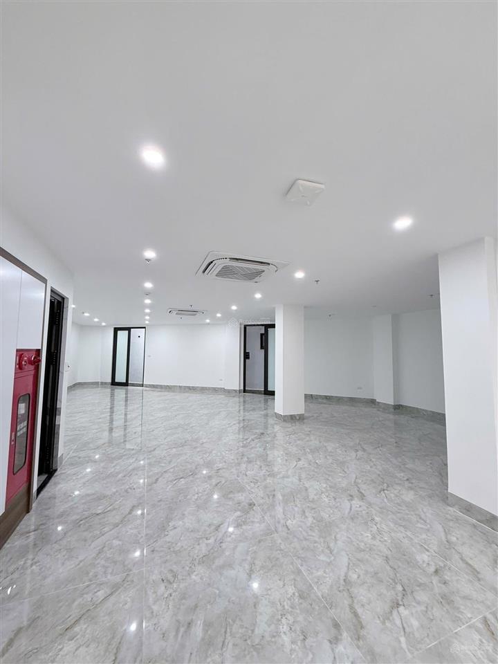 Cho thuê sàn văn phòng 135m2 tại phú diễn  bắc từ liêm (ô tô đỗ cửa)