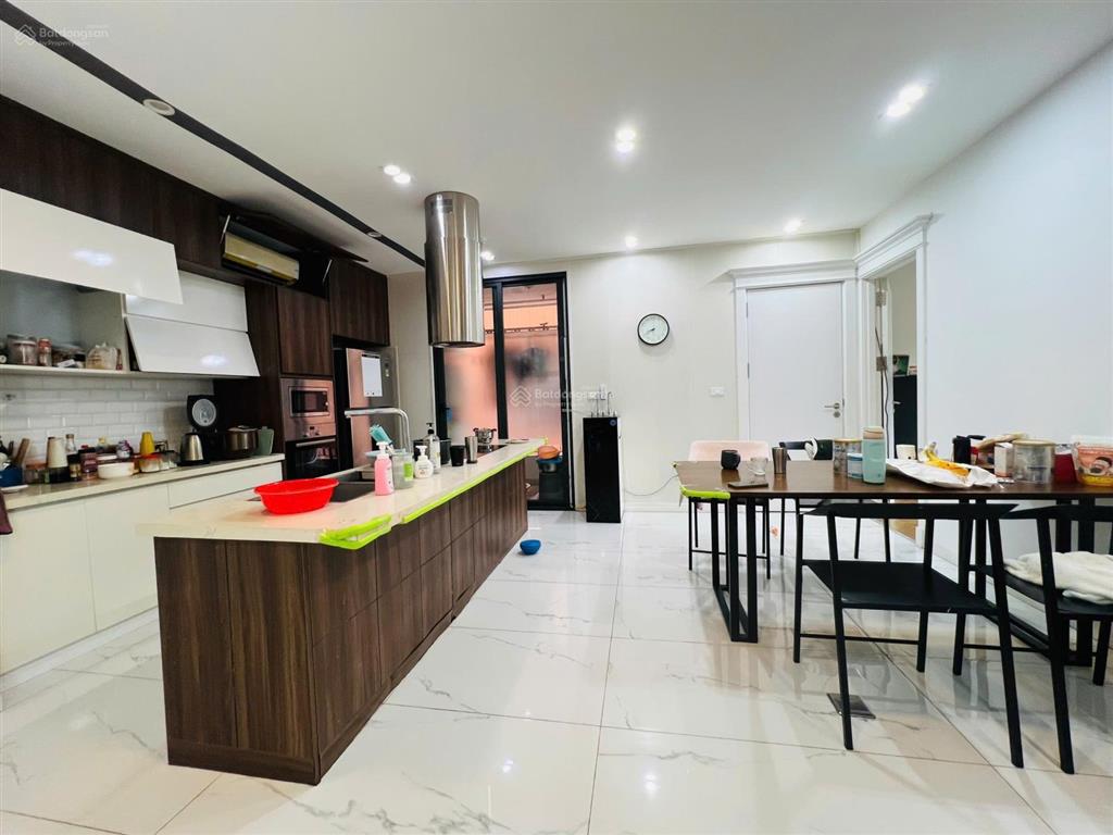 Chính chủ cần bán căn 3 phòng ngủ 129m2, hướng nam, đầy đủ đồ . sẵn sổ. tầng đẹp.