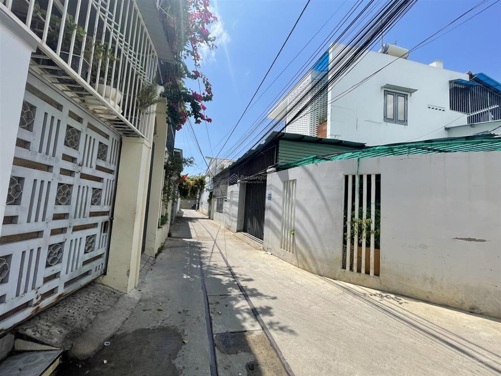 Bán nhà hẻm ô tô  đường xóm chiếu, gần siêu thị go nha trang
