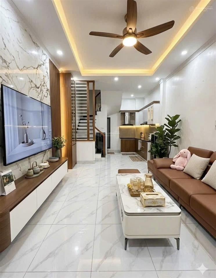 Bán nhà mỹ đình dt 40m x5 tầng mt4m cách oto tránh 20m , trước nhà đường 4m , giá chào 10,x tỷ