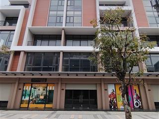 Nhà phố 2 mặt tiền gần hồ 12ha