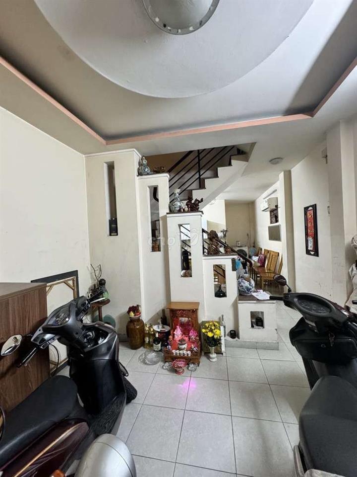 NHÀ CÁCH 1 CẨN RA HẼM XE .HƠI.