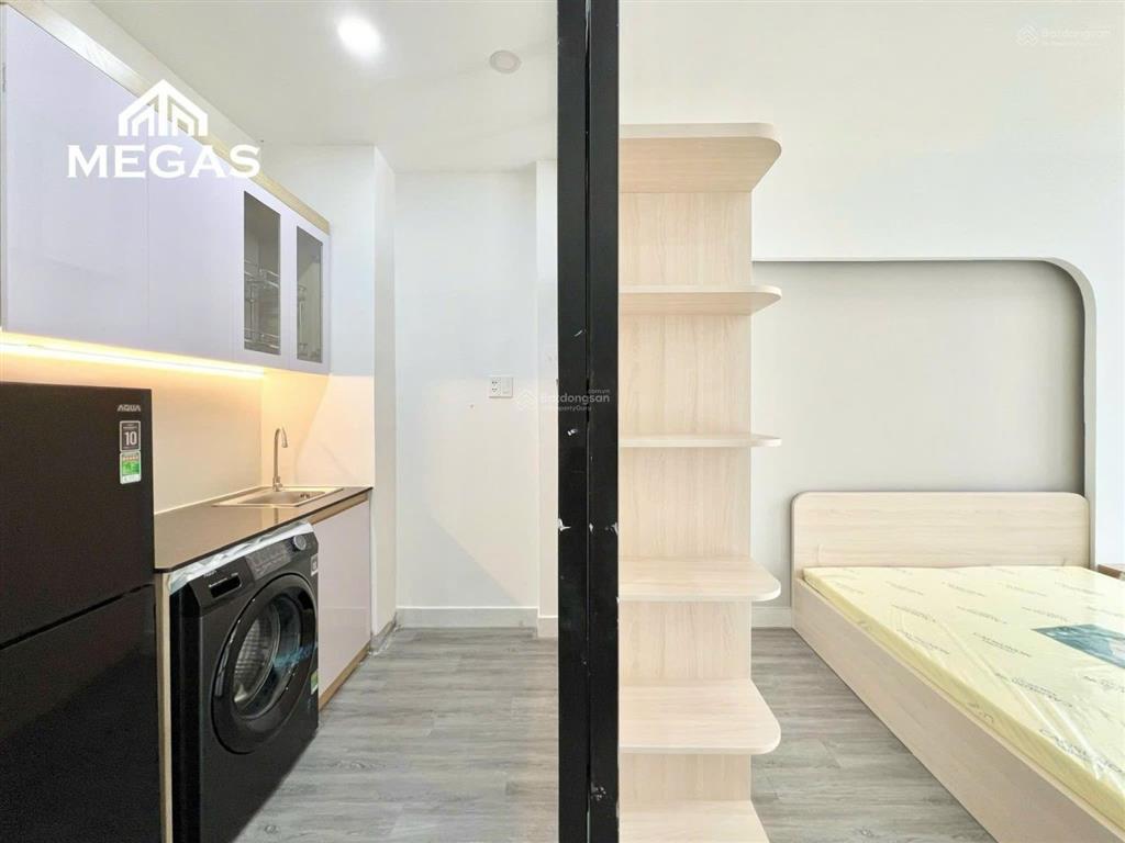 Căn hộ ban công 1 phòng ngủ mới 100% ngay cầu vượt 3 tháng 2