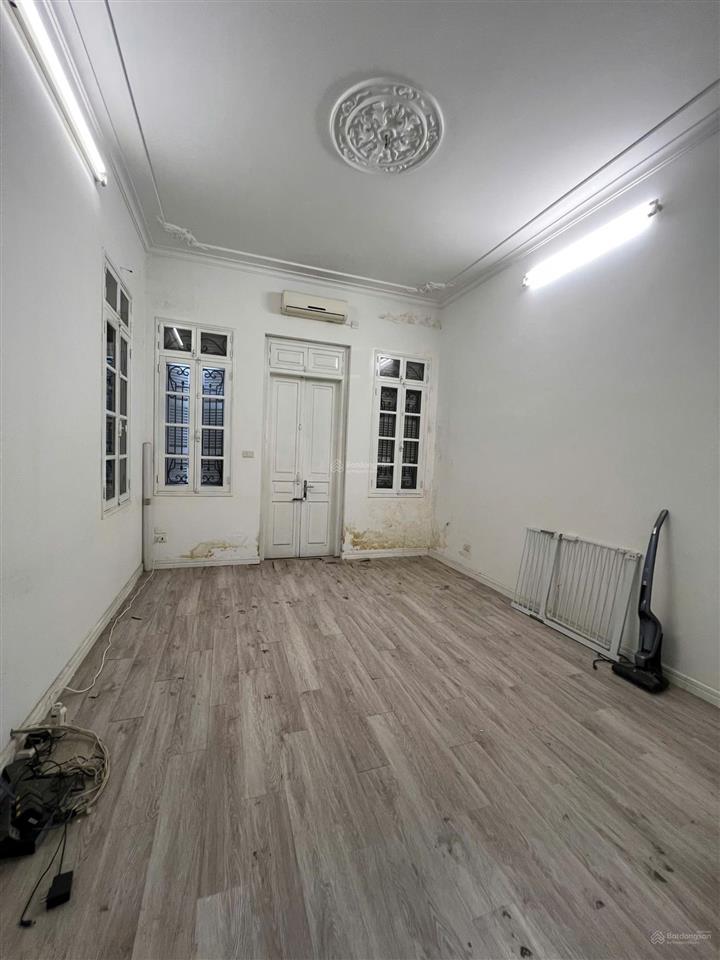 Cho thuê nhà riêng 3 tầng 4pn, 3wc, sd 180m2 tại lạc trung, giá cực chất 11 triệu/th