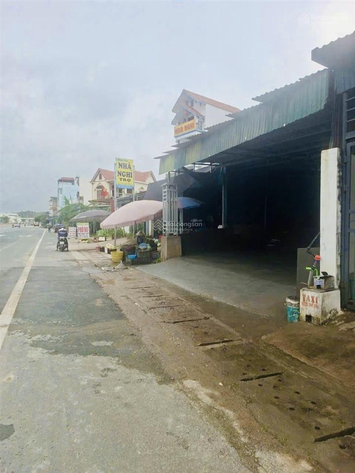 Hàng hiếm mặt đường quốc lộ đón đầu ga cao tốc hạ long xanh