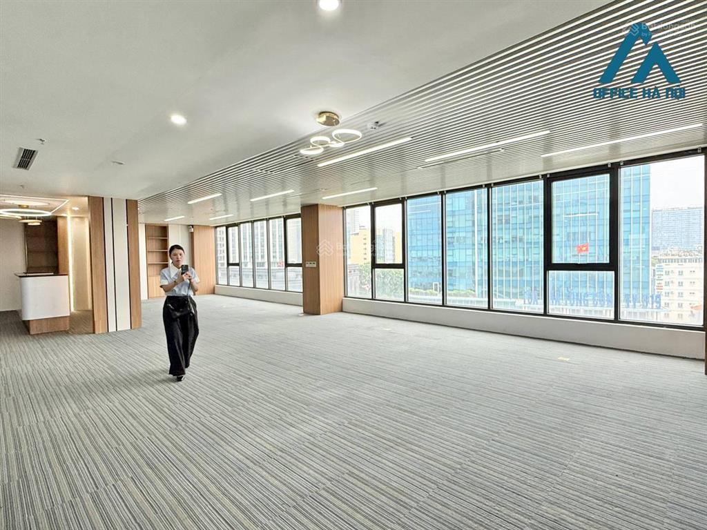 Cho thuê văn phòng lê văn lương 240m2 chia sẵn vách kính trải thảm giá chỉ 360k/m2/th bao pdv