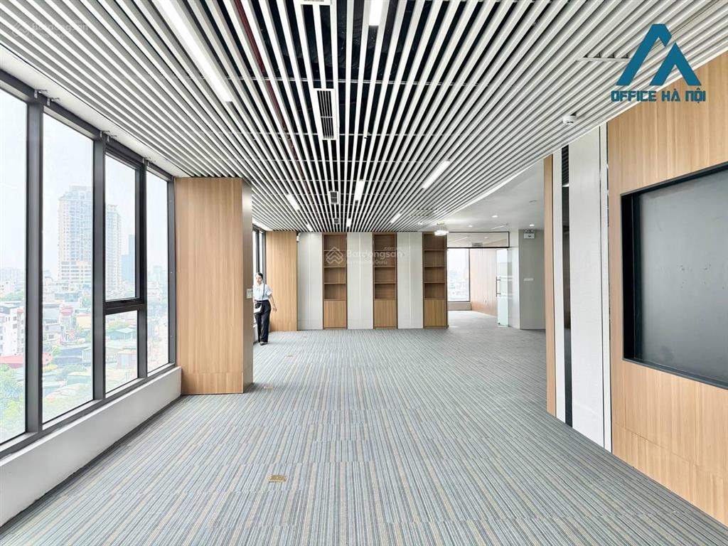 Cho thuê văn phòng lê văn lương 240m2 chia sẵn vách kính trải thảm giá chỉ 360k/m2/th bao pdv